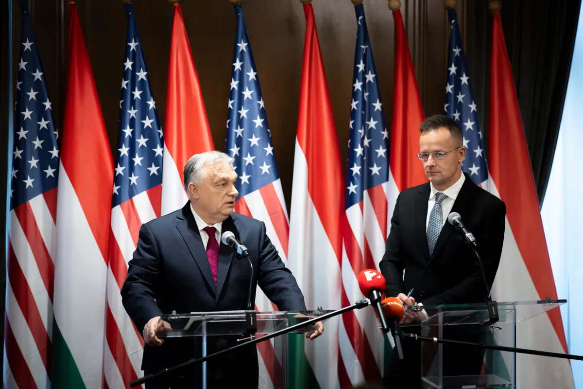 A Miniszterelnöki Kommunikációs Főosztály által közreadott képen Orbán Viktor miniszterelnök sajtótájékoztatót tart Donald Trump amerikai elnökkel folytatott találkozója után a washingtoni magyar nagykövetségen 2025. november 7-én. Mellette Szijjártó Péter külgazdasági és külügyminiszter