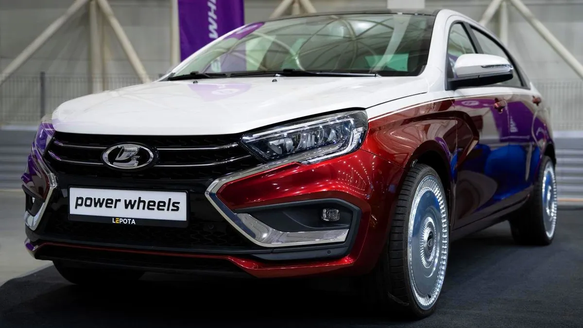 A Power Wheels által átépített Lada Aura a Moszva Autoshow kiállításon.