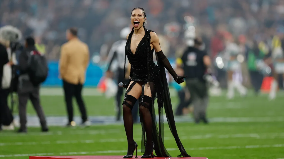 Karina Pasian ruhaválasztásából nagy botrány lett