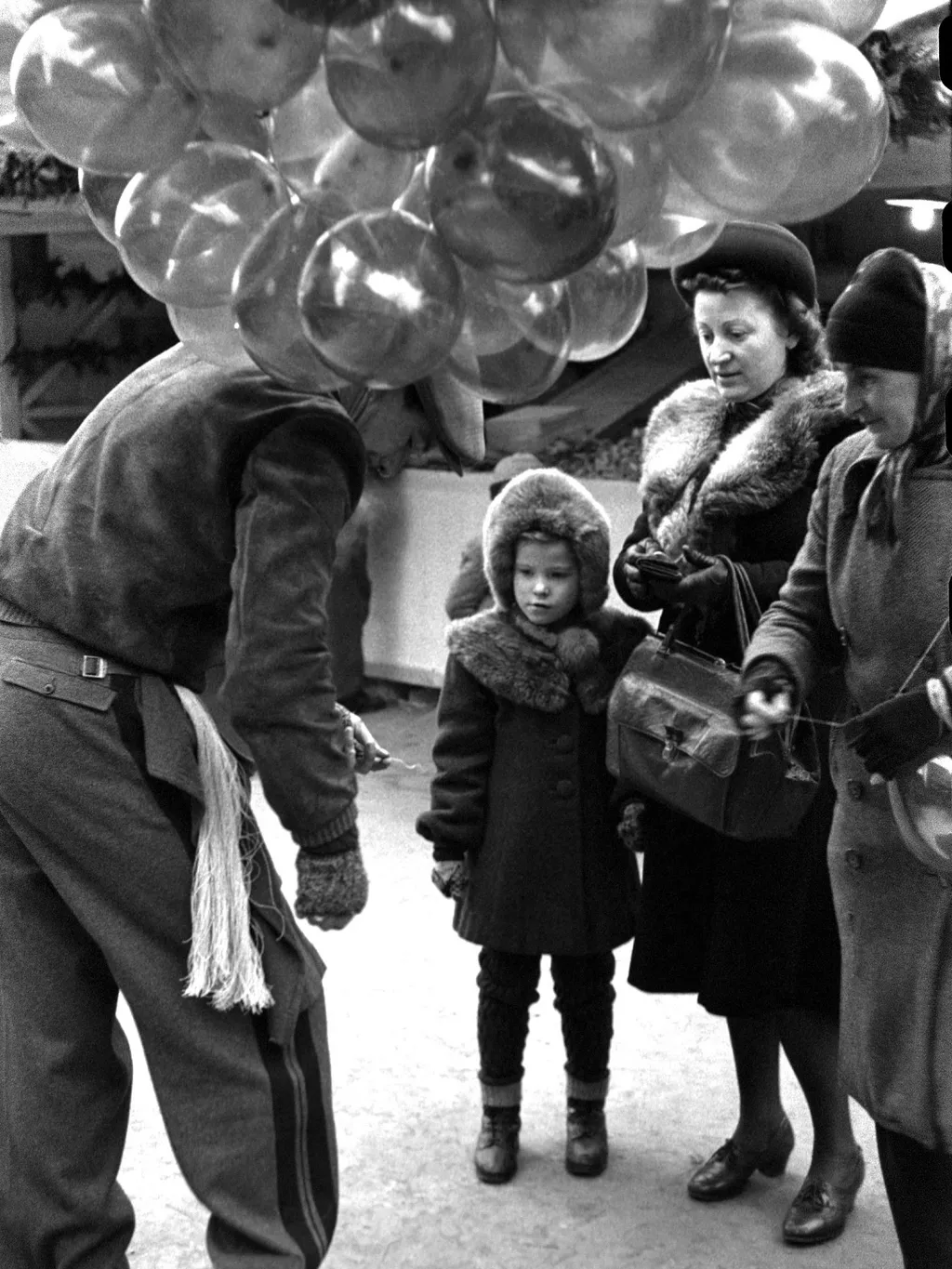 karácsonyivásár, karácsonyi vásár,
Christmas market 1949, at round of new buildings: balloon seller, 01.12.1949 (Photo by United States Information Servic / Austrian National Library / APA-PictureDesk via AFP)