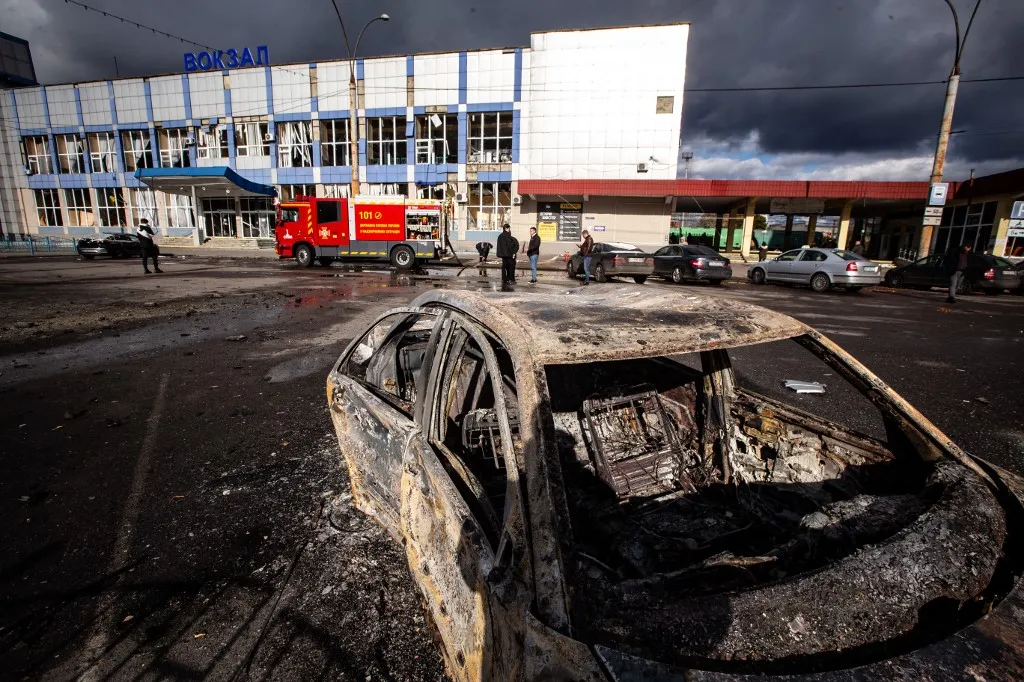 Egy kiégett autó a szumi vasútállomás parkolójában egy kamikaze dróntámadás után, amit Oroszország hajtott végre (Fotó: FRANCISCO RICHART BARBEIRA / NurPhoto)