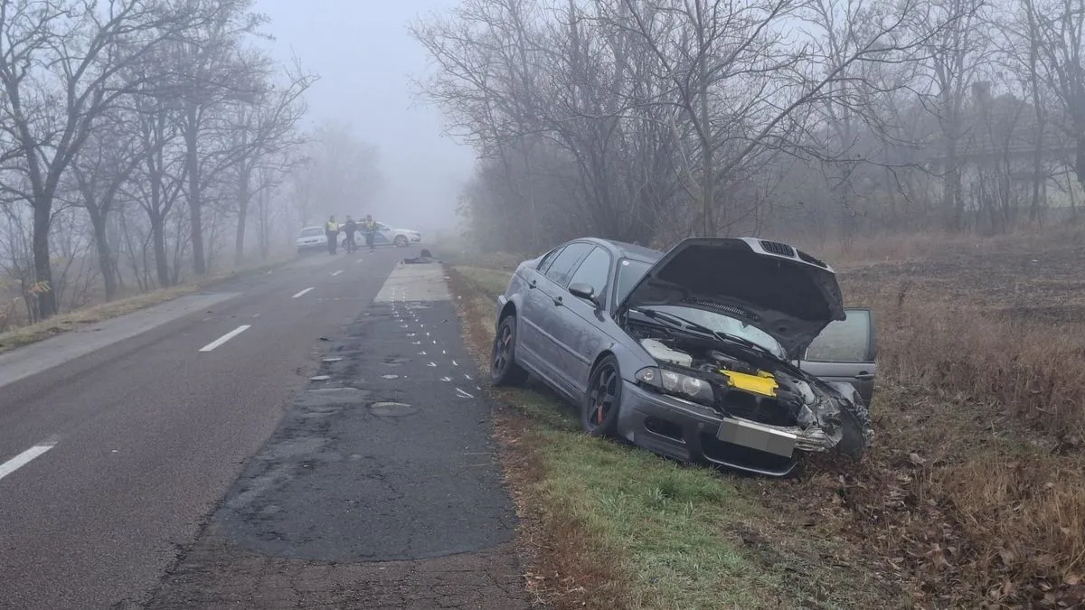 BMW ütközött egy segédmotoros kerékpárral a hunyai elágazásnál, a balesetben egy ember meghalt.