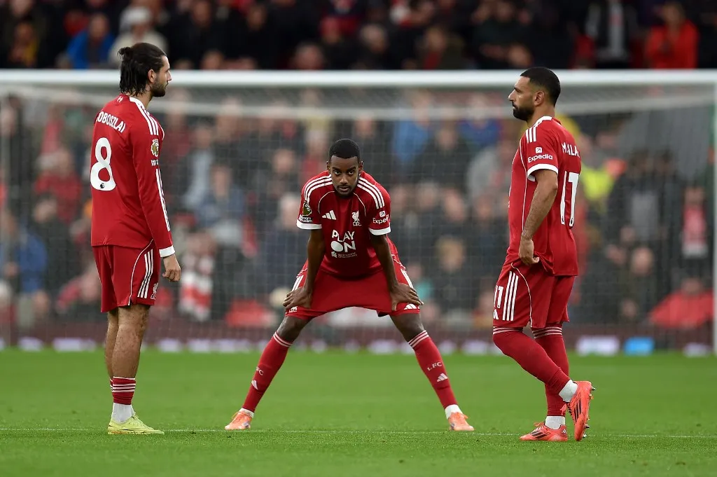 Liverpool's Swedish striker #09 Alexander Isak (C) Liverpool's Hungarian midfielder #08 Dominik Szoboszlai (L) and Liverpool's Egyptian striker #11 Mohamed Salah wait for the second half to start during the English Premier League football match between Liverpool and Manchester United at Anfield in Liverpool, north west England on October 19, 2025. (Photo by PETER POWELL / AFP) / RESTRICTED TO EDITORIAL USE. No use with unauthorized audio, video, data, fixture lists, club/league logos or 'live' services. Online in-match use limited to 120 images. An additional 40 images may be used in extra time. No video emulation. Social media in-match use limited to 120 images. An additional 40 images may be used in extra time. No use in betting publications, games or single club/league/player publications. / 