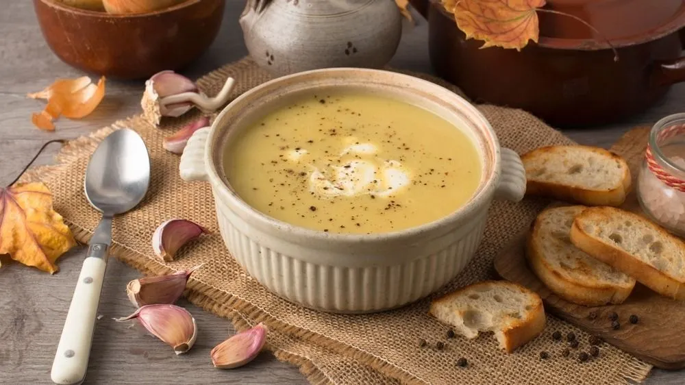A másnaposság elleni recept alapja a hosszú ideig főzött, gazdag alaplé A fokhagyma természetes antibiotikumként működik, így az egyik legjobb immunerősítő leves a fokhagymakrémleves
