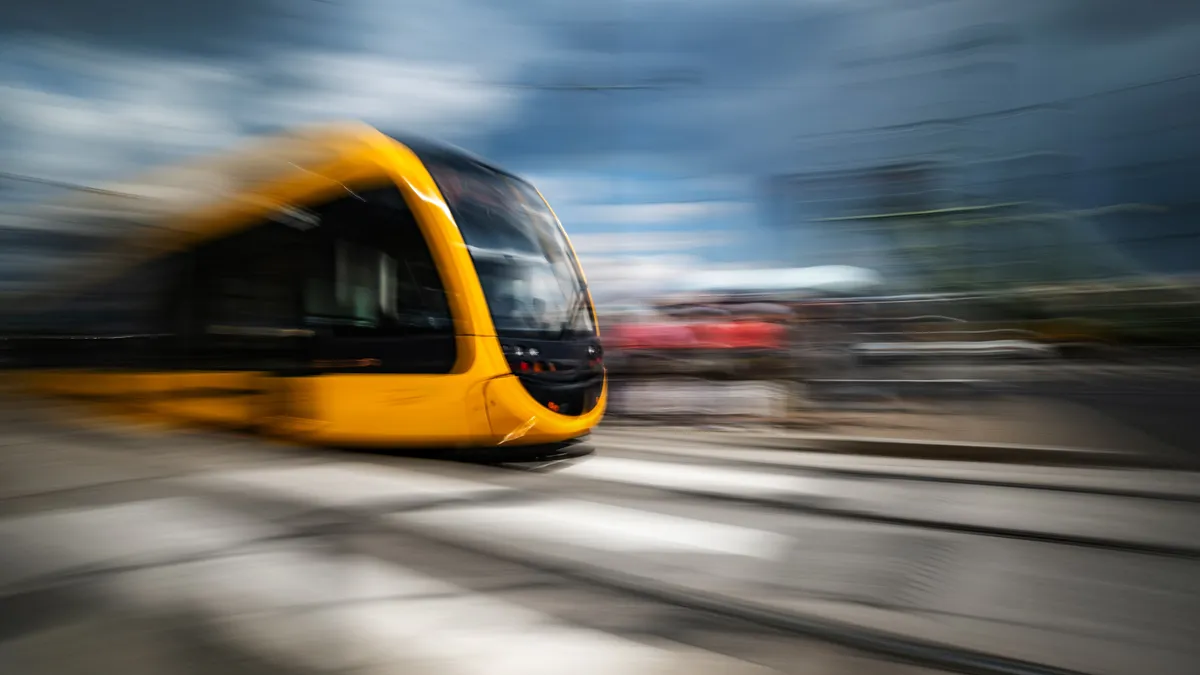 Tragikus baleset Újpesten: villamosgázolás a megállóban