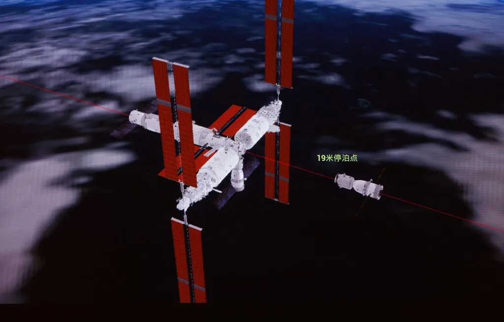 (251101) -- BEIJING, Nov. 1, 2025 (Xinhua) -- This simulated image captured at Beijing Aerospace Control Center on Nov. 1, 2025 shows the Shenzhou-21 crewed spaceship conducting a fast, autonomous rendezvous and docking with the front port of the space station's core module Tianhe. After entering orbit, the Shenzhou-21 crewed spaceship made a fast, autonomous rendezvous and docking with the front port of the space station's core module Tianhe at 3:22 a.m. (Beijing Time). The whole process took approximately 3.5 hours, said the China Manned Space Agency (CMSA). The astronaut trio aboard the Shenzhou-21 spaceship will then enter the Tianhe module. Meanwhile, the Shenzhou-20 crew members are ready for their arrival. The Shenzhou-21 mission has set a new milestone -- the fastest rendezvous and docking ever achieved in the history of Shenzhou missions. (Xinhua/Jin Liwang) (Photo by JIN LIWANG / Xinhua via AFP), Sencsou-20 űrmisszió