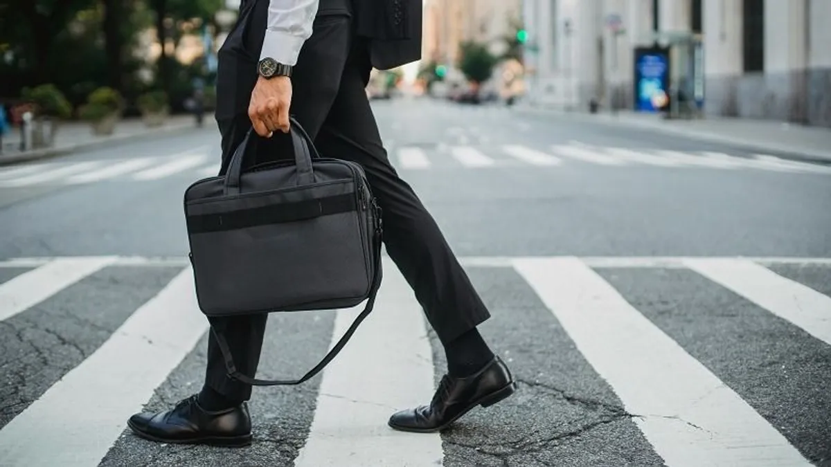 Nem fogja elhinni, ki vert meg két lassan sétáló gyalogost