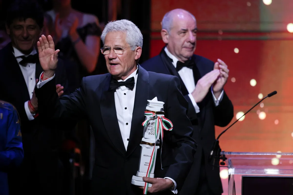 Budapest, 2025. január 14.
Az életműdíjjal kitüntetett Bölöni László erdélyi magyar BEK-győztes futballista, edző az M4 Sport-Az Év Sportolója Gálán a Magyar Állami Operaházban 2025. január 13-án. Mellette Sulyok Tamás köztársasági elnök (j).
MTI/Hegedüs Róbert