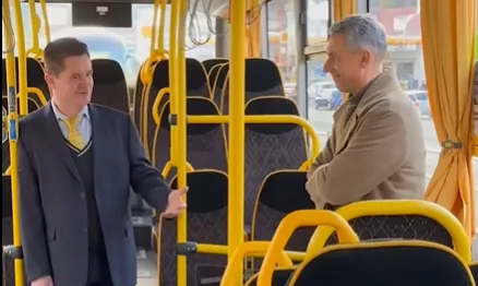 Lázár János az egyik új Volán buszon Salgótarjánban. (Fotó: Facebook)