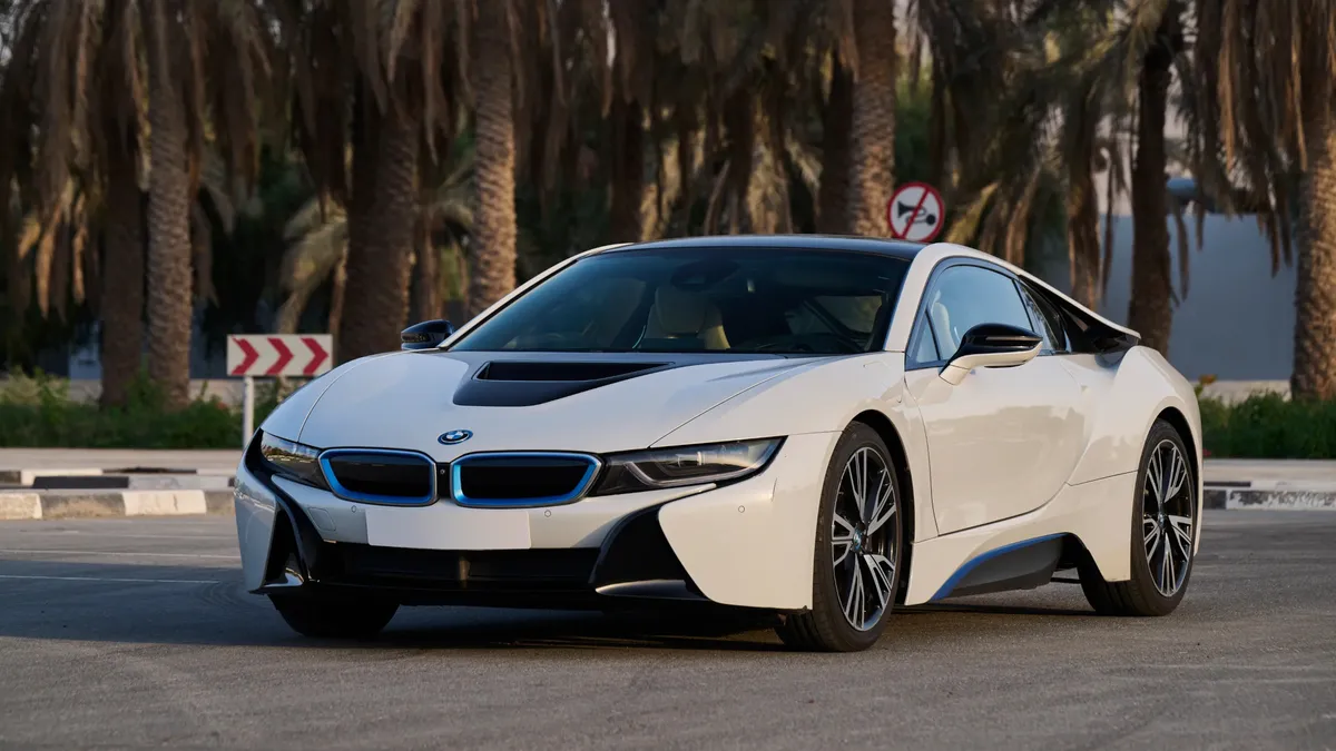 Őrület! Kalapács alatt Diego Maradona hófehér BMW-je!