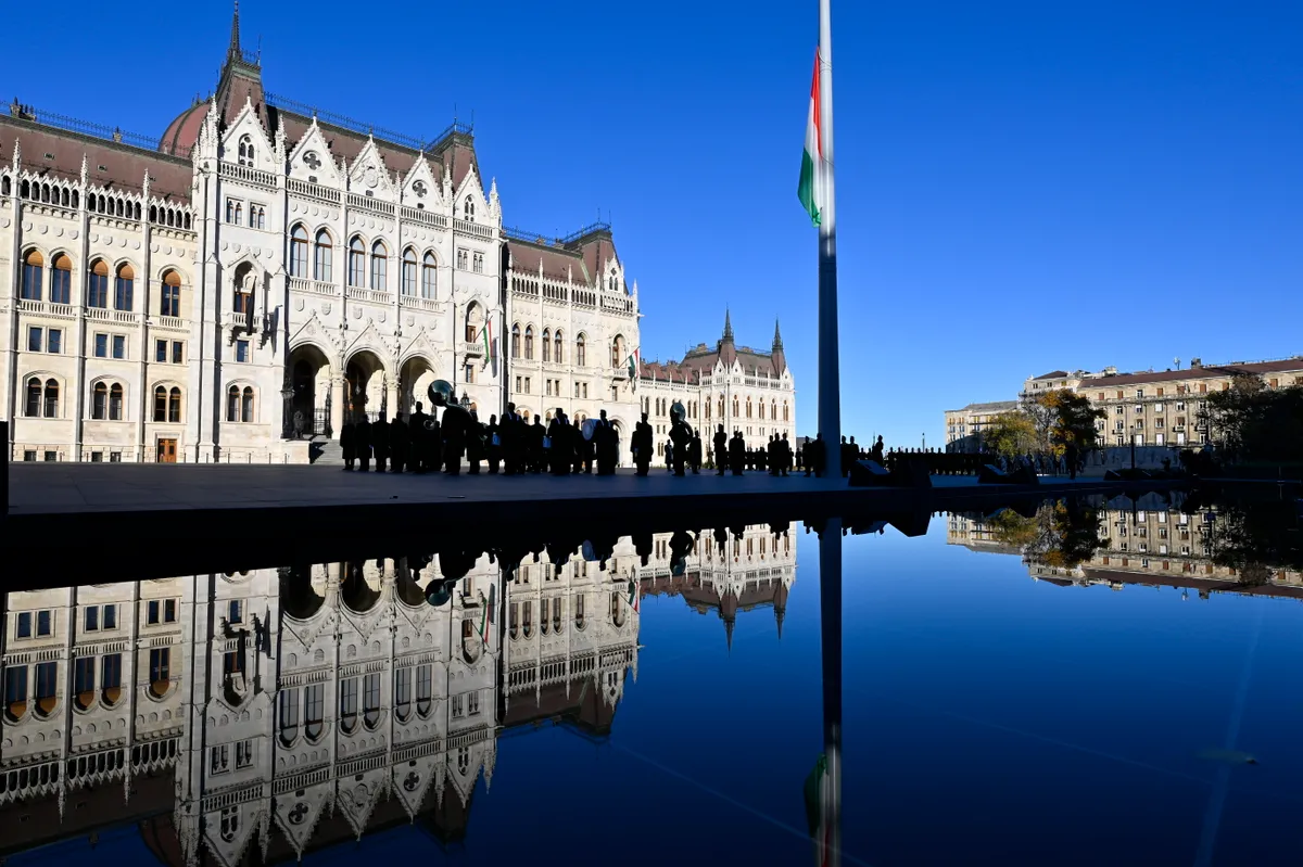 A nemzeti gyásznap alkalmából a Kossuth téren a Magyar Honvédség katonái a Himnusz és a Szózat hangjai mellett engedték félárbócra a magyar zászlót, katonai tiszteletadás mellett.