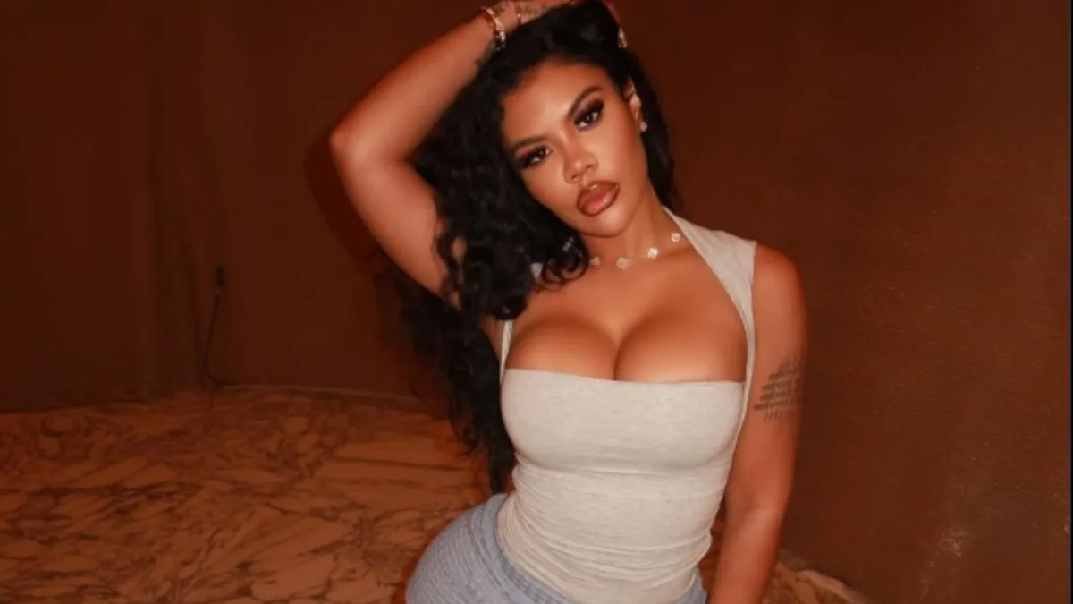 A teltkarcsú modell testének görbületei olyanok, mint egy vizuális hullámvasút – mutatjuk a dögös képeket