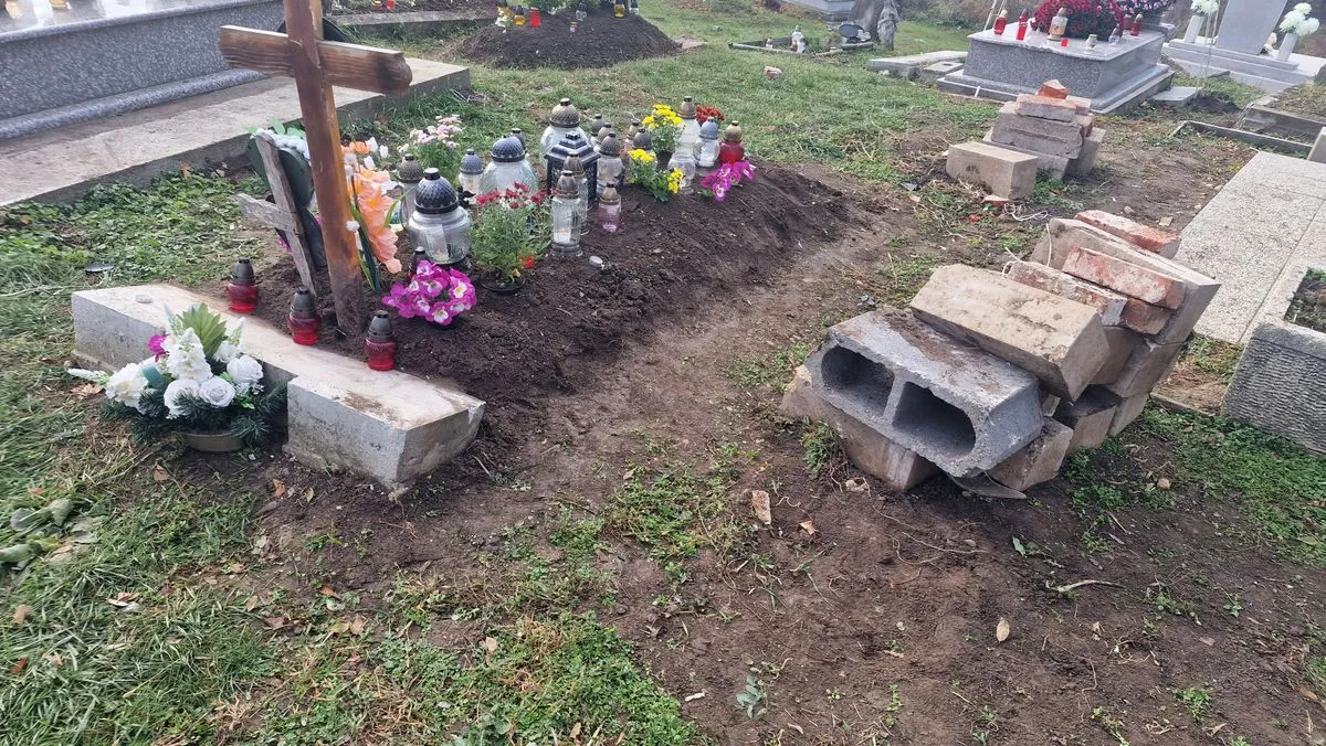 A száguldó autót csak a második sír állította meg, aminek nekiment.