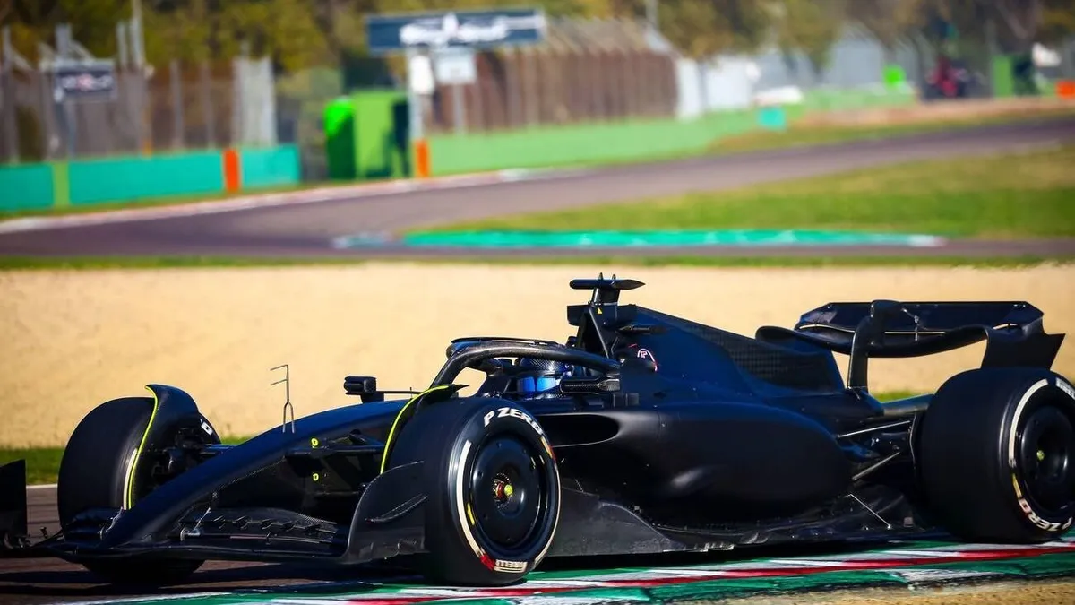 Elképesztően mutatott a fekete Ferrari, amit Sergio Pérez vezetett