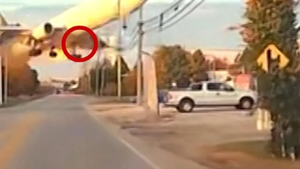 Hirmagazin.eu,légi katasztrófa,Louisville,repülőgép baleset,hajtómű meghibásodás,szárnytűz,repülőgép,tűz,vészhelyzet,tragédia,utasszállító,pilóták,légiforgalom,repülésbiztonság,repülőtéri katasztrófa,vészleszállás,tűzeset,roncs,légiközlekedés,katasztrófavédelem,mentés,helyszínelés,vizsgálat,FAA,NTSB,repülésirányítás,balesetvizsgálat,repülőgép meghibásodás,szemtanúk,sérültek,halálos baleset,repülőgép-tűz,repülés,légi tragédia,amerikai baleset,Kentucky,USA,repülőgép-szerencsétlenség,égő szárny,eltűnt hajtómű,repülési incidens,nemzetközi hír,légibaleset,repülőtér,forgalmi torony,géptörzs,utasok,mentőalakulatok,drámai felvételek,tűzoltók,légibiztonság,repülésügyi hatóság,tragikus esemény,közlekedési katasztrófa,repülési hírek,nemzetközi katasztrófa,Hirmagazin,18+,rendkívüli esemény,repülőgép tűz,légi baleset,amerikai hírek,repülésrajongók,katasztrófahelyzet,külföld,főhírek