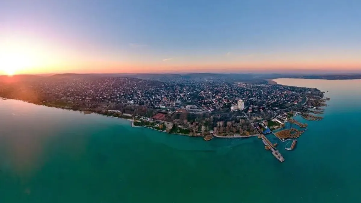 A Balaton ősszel is mesés – itt andalogjon, ha szereti a nyugalmat és a kilátást!