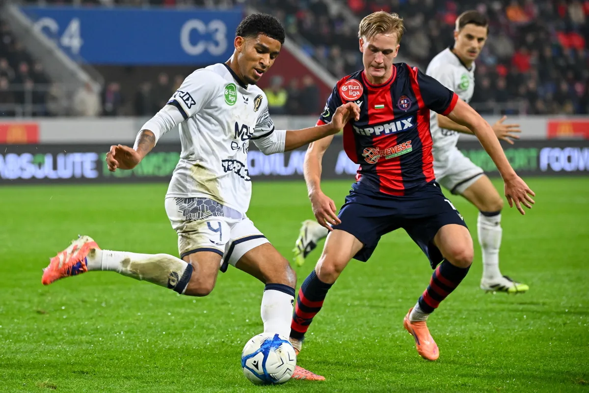 Nyíregyháza, 2025. november 9.
Manner Balázs, a Nyíregyháza (j) és Okeke Michael, a Puskás játékosa a labdarúgó Fizz Liga 13. fordulójában játszott Nyíregyháza Spartacus FC - Puskás Akadémia FC mérkőzésen a nyíregyházi városi stadionban 2025. november 9-én.
MTI/Czeglédi Zsolt