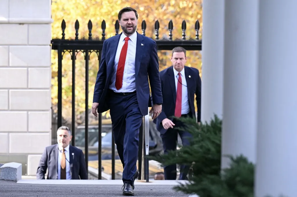 JD Vance amerikai alelnök a Fehér Ház nyugati szárnyába tart, mielőtt Orbán Viktor magyar miniszterelnök megérkezik a helyszínre