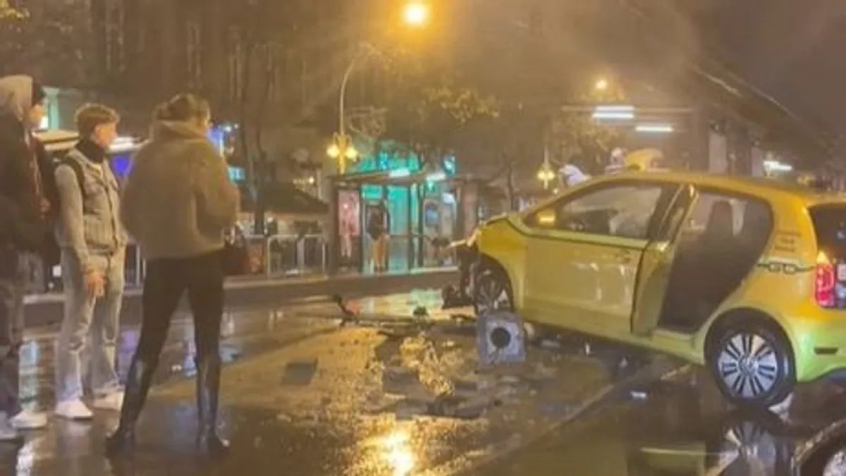 Villamosmegállóban parkolt, most seperheti a törmelékeket - videóval