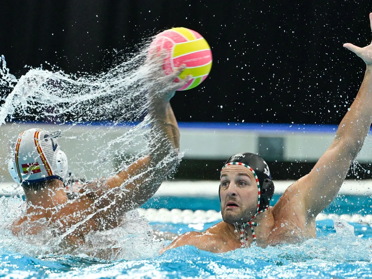Szingapúr, 2025. július 24.
Manhercz Krisztián (j) és a spanyol Alberto Munárriz Egana a férfi vízilabdatorna döntőjében játszott Spanyolország - Magyarország mérkőzésen a szingapúri vizes világbajnokságon az OCBC Aquatic Centre-ben 2025. július 24-én.
MTI/Koszticsák Szilárd