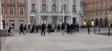 Tömegverekedés Zágráb belvárosában — a rendőrök több fiatalt előállítottak a Ban Jelačić téren történt incidens után.