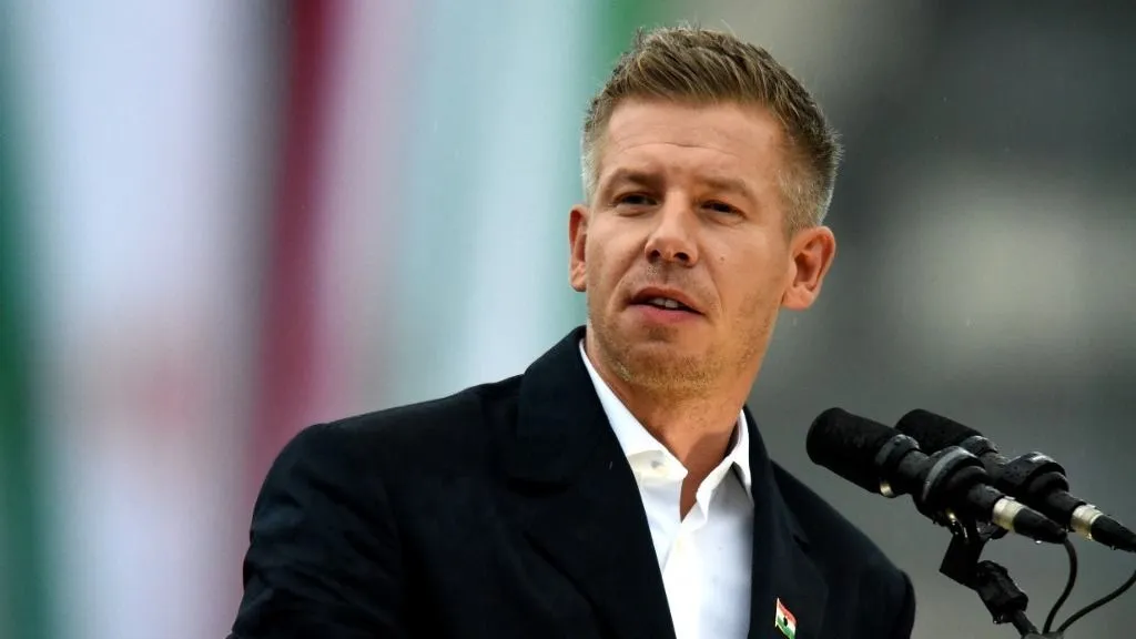 Magyar Péter - Peter Magyar, leader of the Tisza Party, speaks at the memorial of the Tisza Party on the 69th anniversary of the breakout of the Hungarian Revolution of 1965, in Budapest, Hungary, on October 23, 2025. (Photo by Balint Szentgallay/NurPhoto) (Photo by Balint Szentgallay / NurPhoto via AFP)