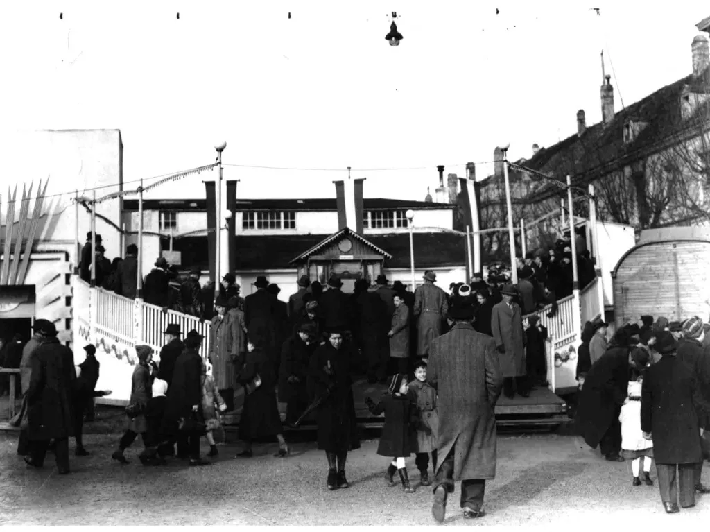 karácsonyivásár, karácsonyi vásár,
Christmas market in front of the Messepalast, 1946 (Photo by Albert Hilscher / Austrian National Library / APA-PictureDesk via AFP)