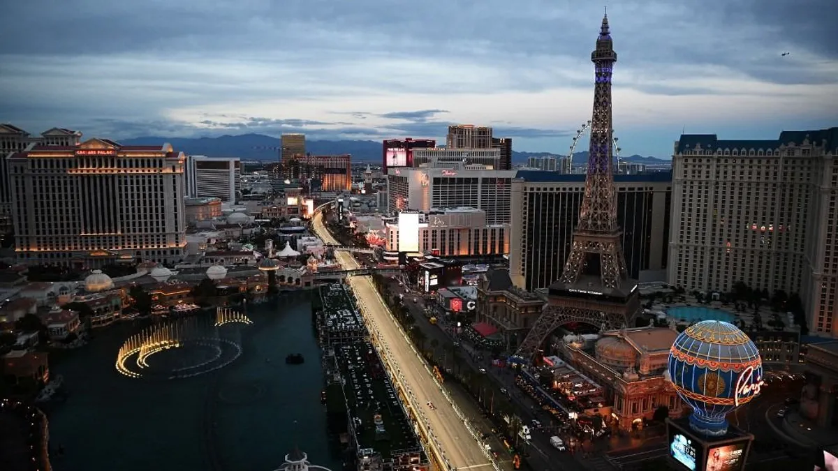 A vb-címért küzdők látványos szenvedésével kezdődött a Forma-1-es Las Vegas-i Nagydíj