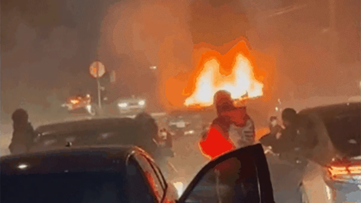 Őrjöngő autós banda vert véresre kertvárosi lakókat, és gyújtott fel egy kocsit