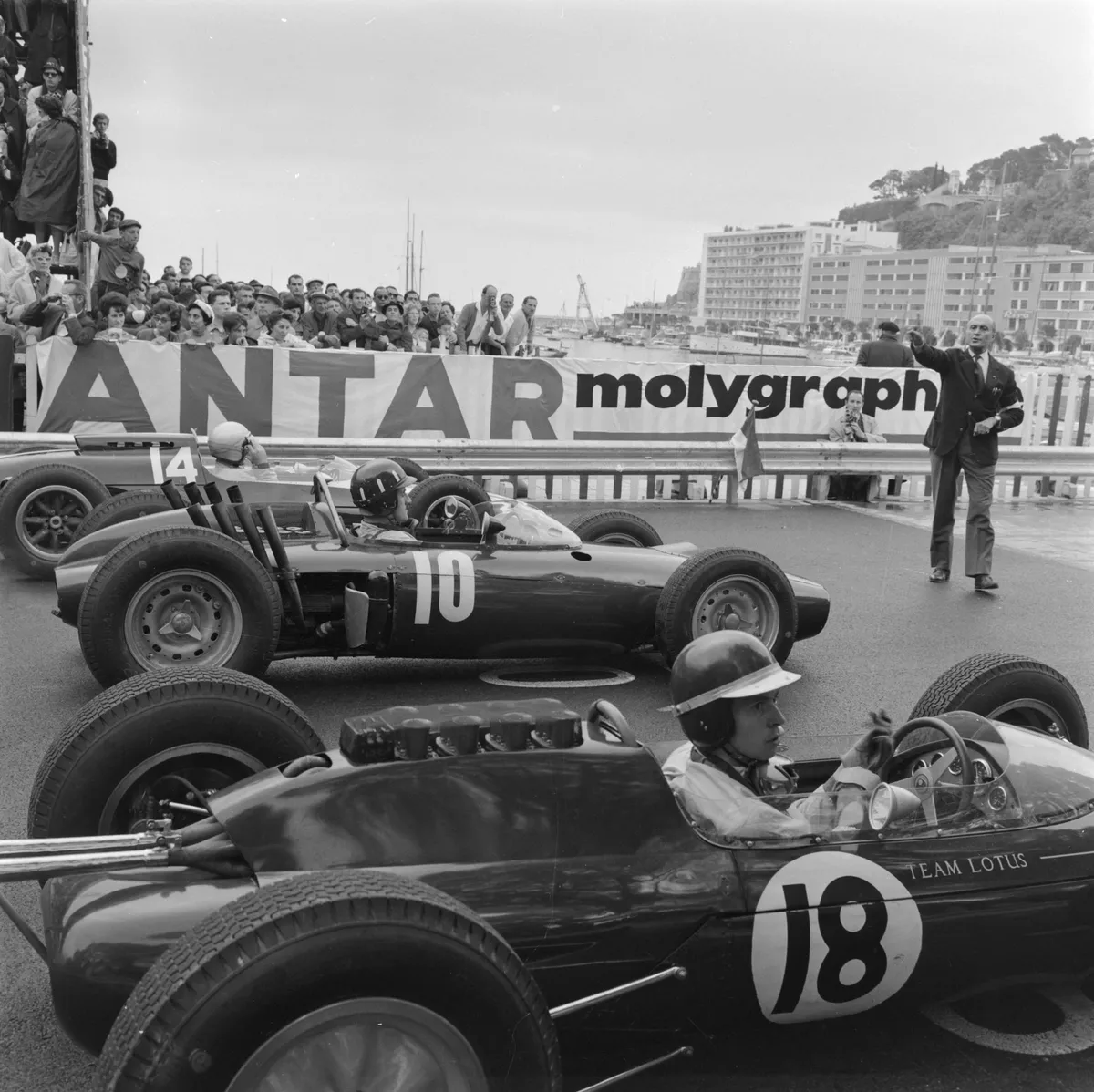 Grille de départ du Grand Prix de Monaco avec en premier plan Jim CLARK, puis Graham HILL et enfin Bruce MAC LAREN. 

Starting grid of Grand Prix of Monaco with in the foreground Jim Clark, then Graham Hill and finally Bruce MAC LAREN. (Photo by Philippe Bataillon / Ina via AFP)