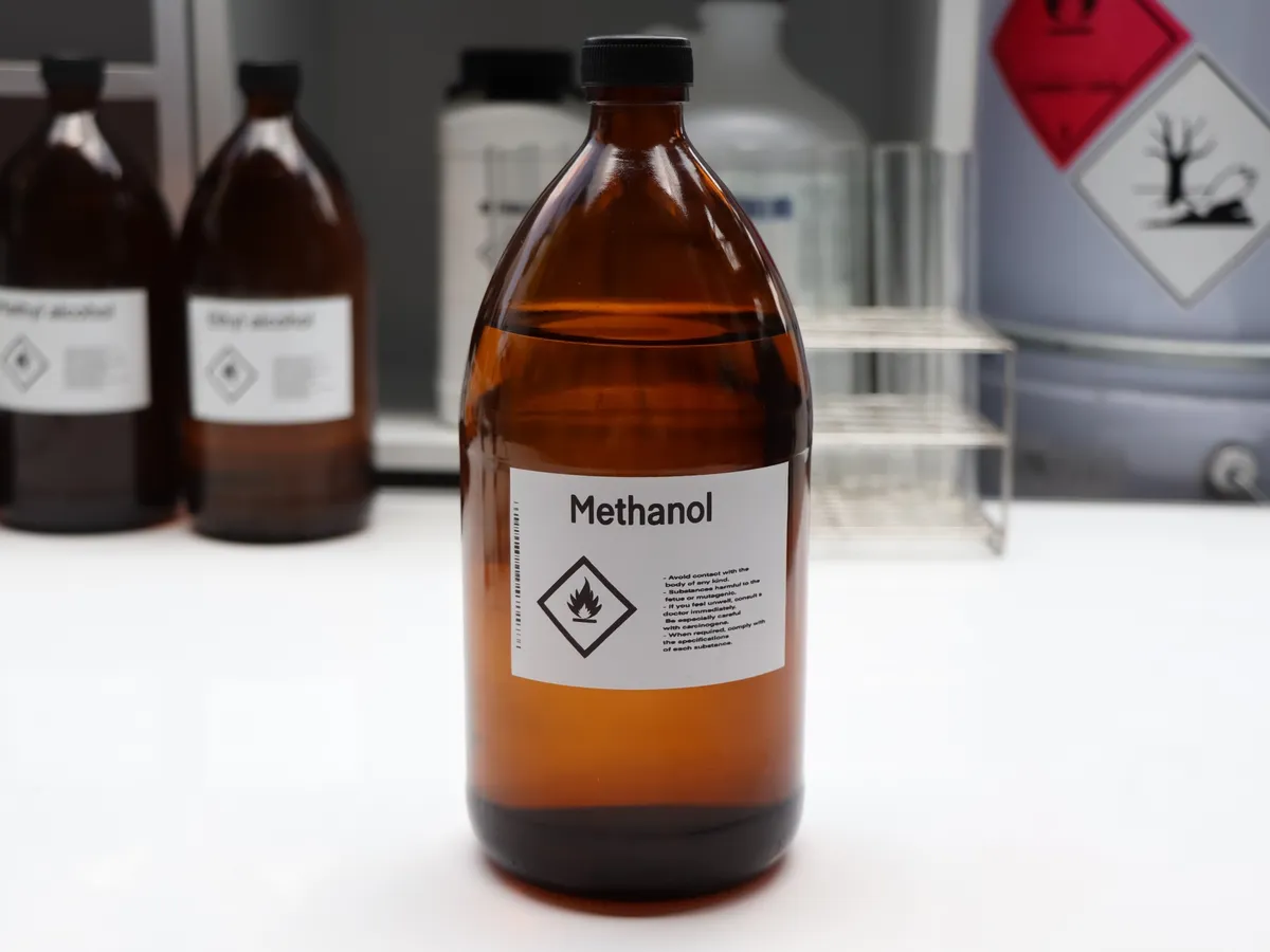 Új utazási figyelmeztetés: több népszerű úti célon is mérgező italokat árulnak, mérgezőitalok, metanol, mérgezés, metanolmérgezés, illusztráció