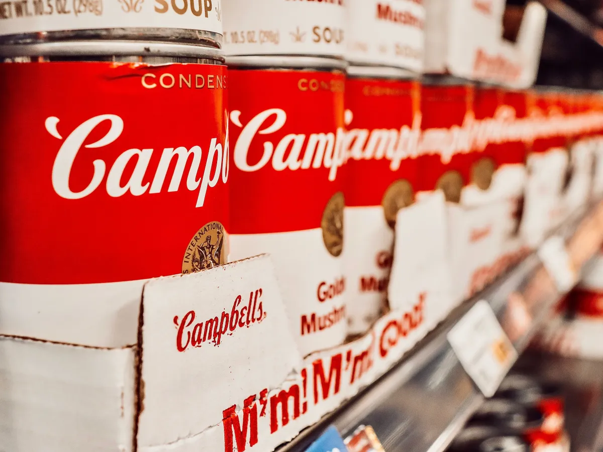 A vállalat által készített konzervek sorakoznak egy amerikai üzlet polcain (illusztráció)