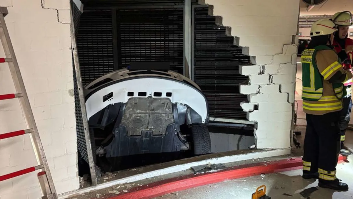 Fennakadt a légaknába zuhant Porsche, csak az orra látszik ki az emeleten.