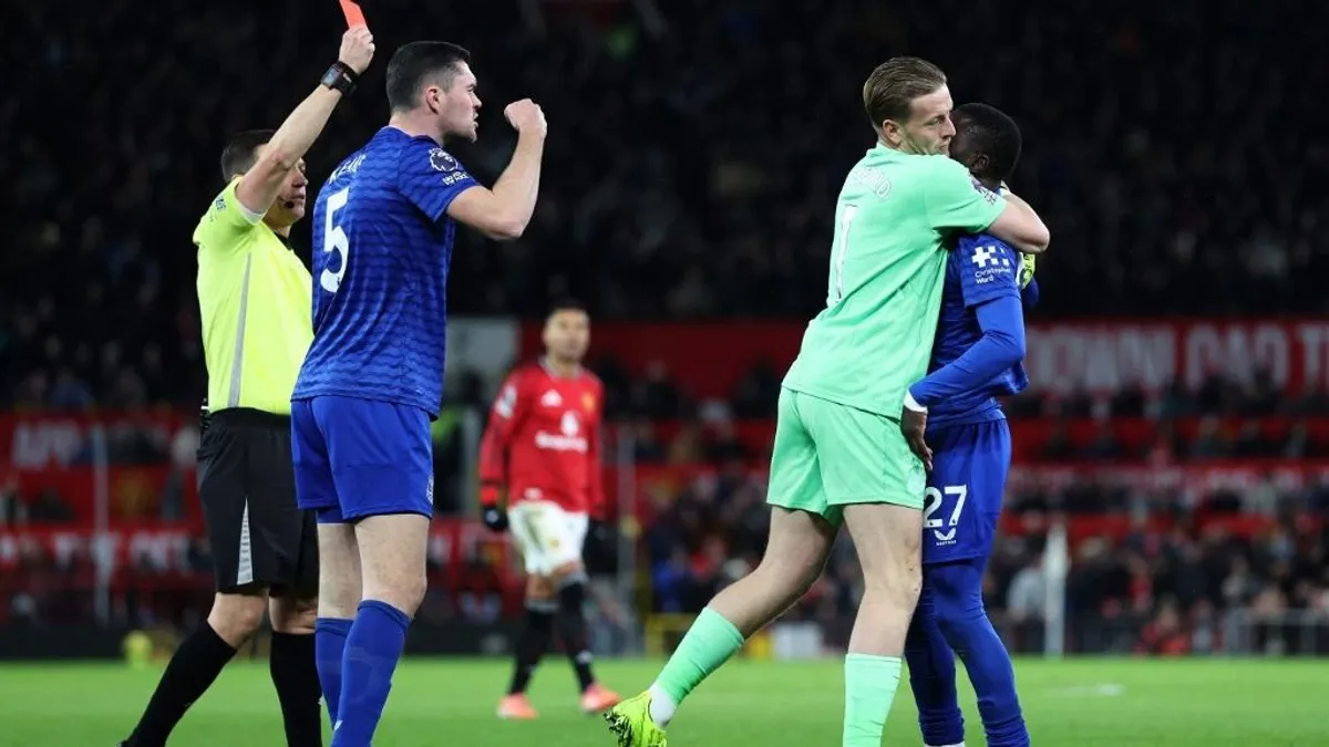 Úgy összeveszett két Everton-játékos a Manchester United elleni meccsen, hogy egyikük piros lapot kapott – videó