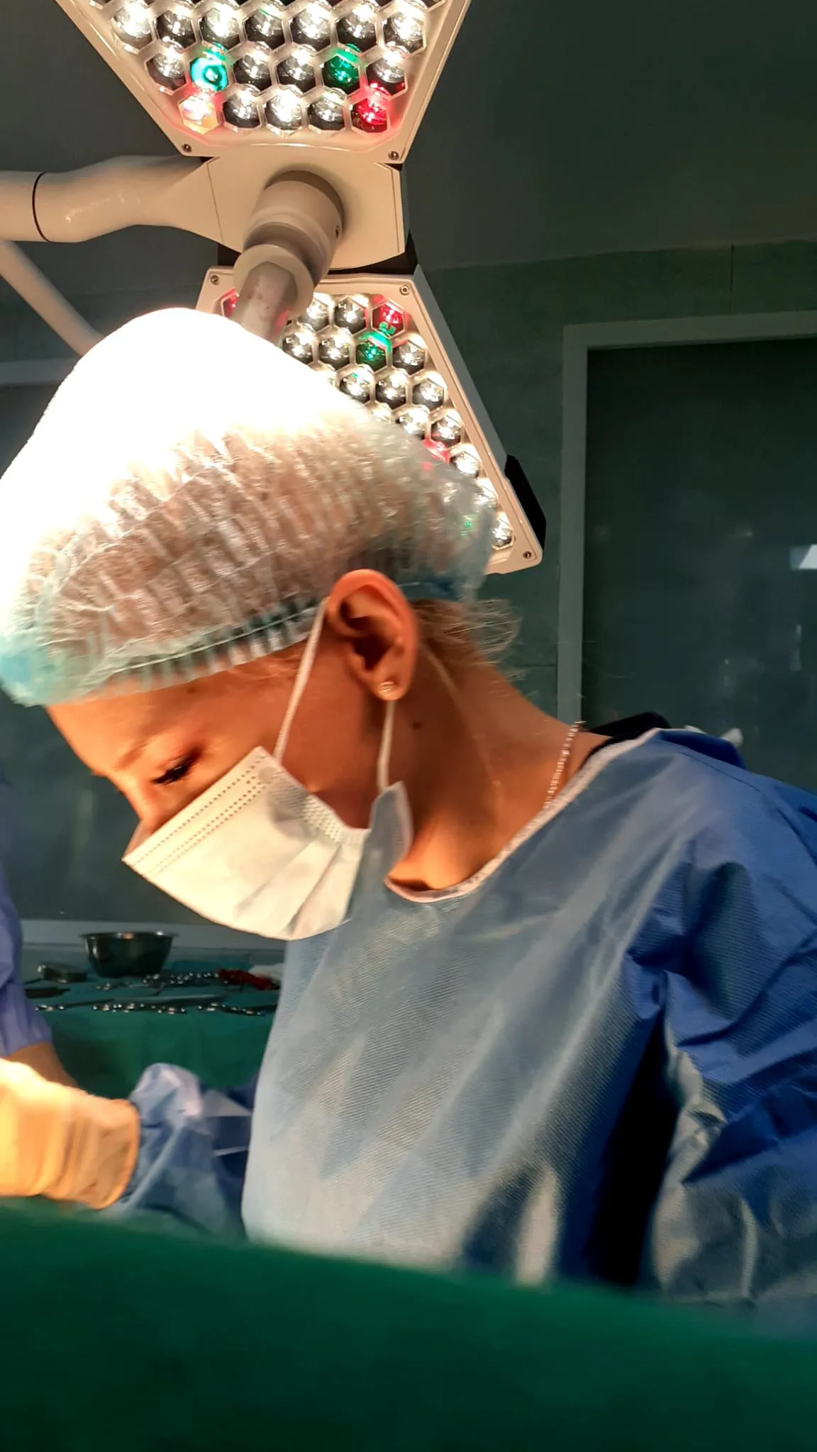 dr Ștefania Szabo műtőben, még nem zárták le a rejtélyes halálának tisztázása érdekében indult nyomozást