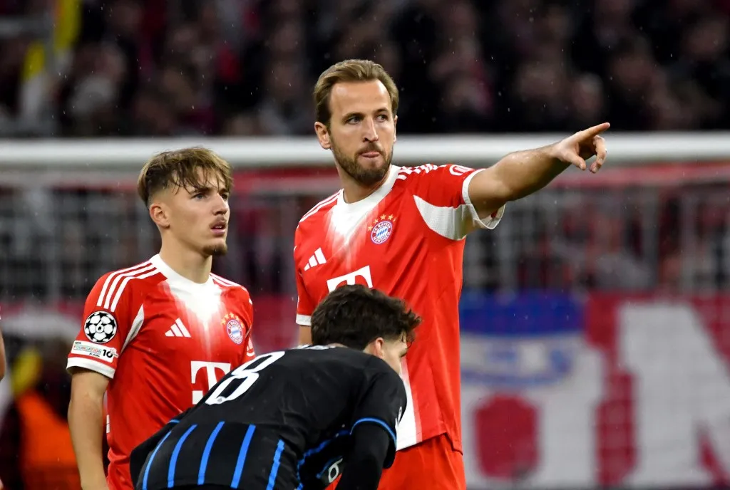 22.10.2025, Allianz Arena, Munich, Champions League, FC Bayern Munich vs FC Brugge, pictured: Lennart Karl (Munich), Harry Kane (Munich) (Photo by Midori Ikenouchi / Midori Ikenouchi/Hasan Bratic / dpa Picture-Alliance via AFP)