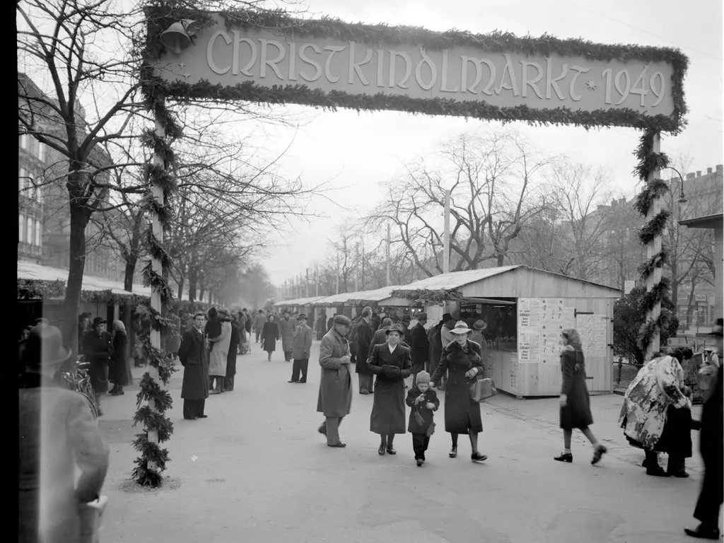 karácsonyivásár, karácsonyi vásár, Christmas market 1949, at round of new buildings: view from entrance gate into the market, 01.12.1949 (Photo by United States Information Servic / Austrian National Library / APA-PictureDesk via AFP)