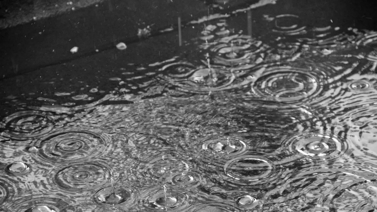 Az ország nagy részén borult, csapadékos idővel indul a hét, és bár egyelőre az eső a meghatározó, a következő napok időjárása már egyre inkább kedvez a havazás kialakulásának.