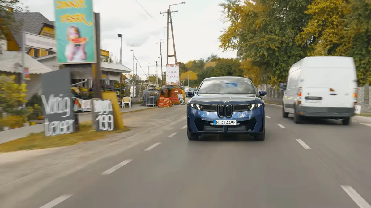 A BMW iX3-as halad egy magyar közúton.