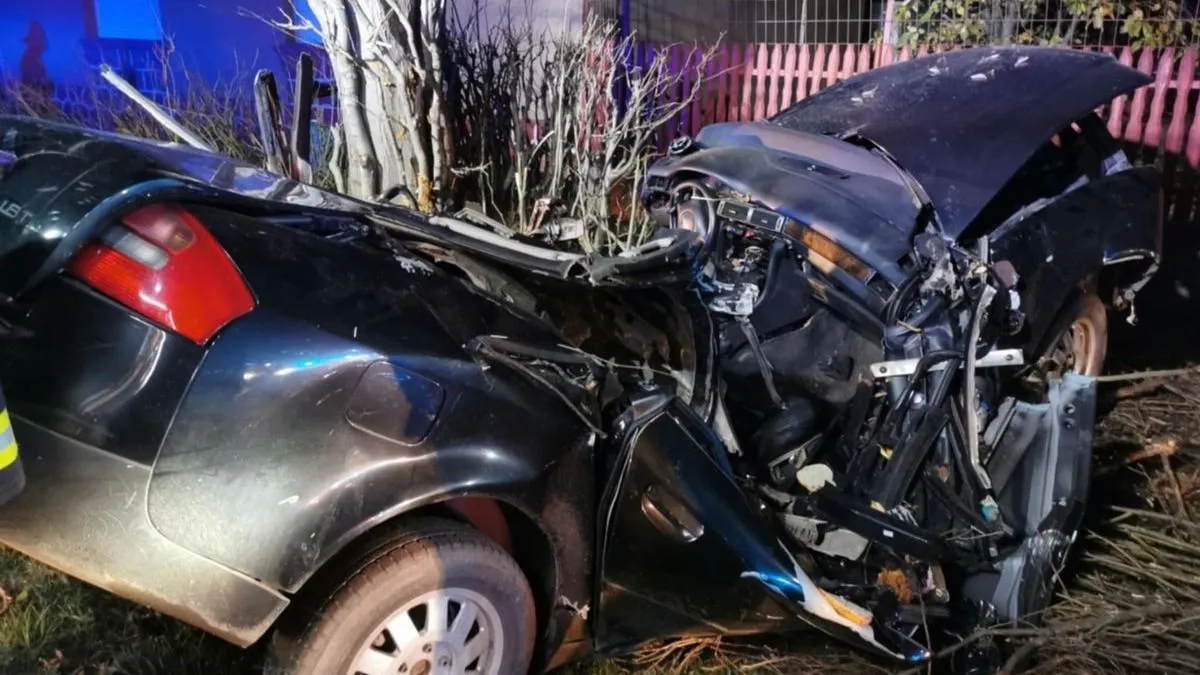 Két holttestet emeltek ki az autó roncsaiból Esztáron – képekkel