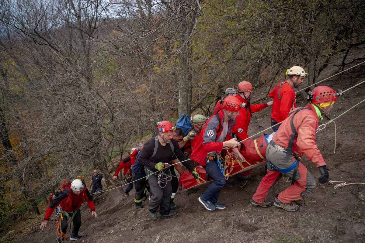 mentők - 20251031 Egy 66 éves nő szenvedett lábsérülést a Visegrádi-hegységben a Vadálló-kövek alatt elvezető turistaúton. Mentését a Magyar Barlangi Mentőszolgálat végezte a Légimentő Szolgálat, az Országos Mentőszolgálat és a Tűzoltóság helyszínre érkezett szakembereinek segítségével
