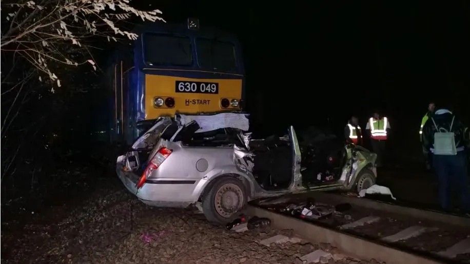 Hatan utaztak az autóban, amelyet elsodort a vonat Szalkszentmártonnál. Öten a helyszínen meghaltak a vonatbalesetben