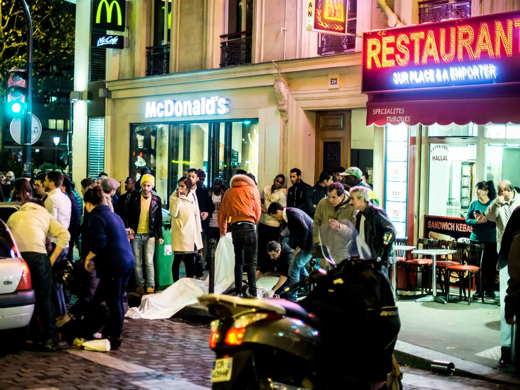 2015-öspárizsiterrortámadás, 2015-ös párizsi terrortámadás, Párizs, 2015, terrortámadás, 
People cover a body near the Cafe Bonne Biere in Paris, on November 13, 2015, following a series of coordinated attacks in and around Paris which left more than 120 
