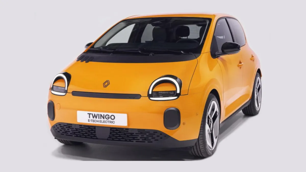 Egy sárga Renault Twingo E-Tech Electric áll egy stúdióban.