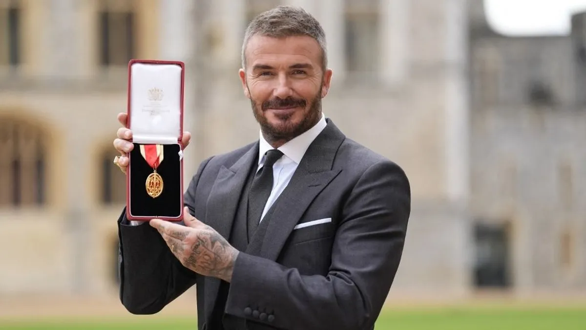 Sir David Beckham: lovaggá ütötték az angol focilegendát – képek, videó