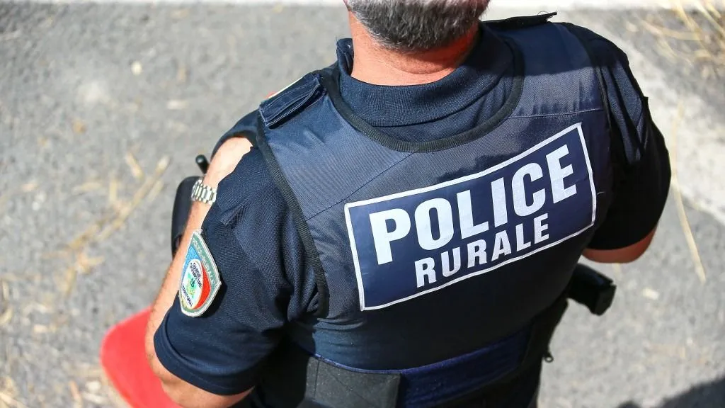 franciaországi gázolás, A Rural Police officer is seen from the back wearing a gun and bullet-proof vest in Frontignan, southern France, on August 19, 2024. (Photo by Nicolas Guyonnet / Hans Lucas via AFP)