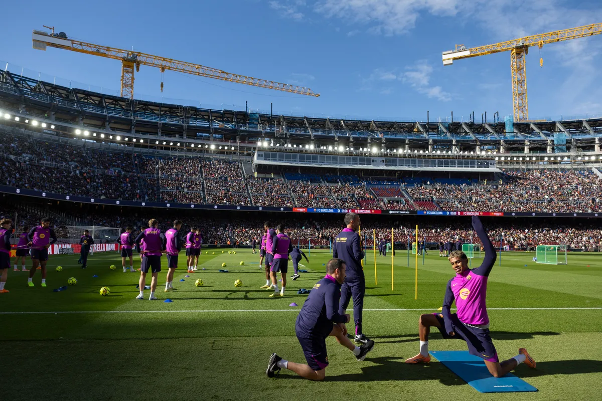 Barcelona's Spanish forward Lamine Yamal (R) takes part in the first FC Barcelona open training session at the new Camp Nou on November 7, 2025 in Barcelona. 23,000 fans attended a sold-out open door FC Barcelona training session at the new Camp Nou today, as the stadium reopens following it's closure for refurbishment on May 28, 2023. (Photo by Josep LAGO / AFP)