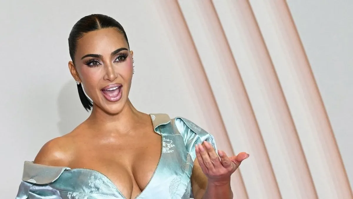 Kim Kardashian vizes ruhájától leesett az állunk