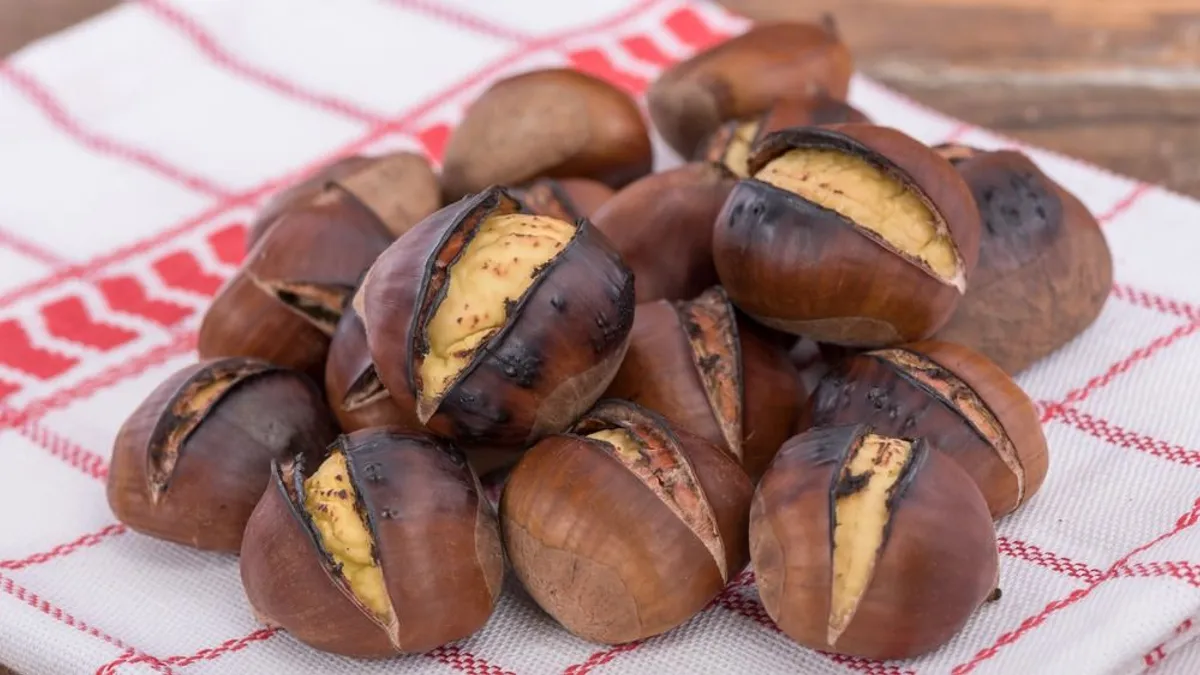 Ezzel a trükkel pofonegyszerű meghámozni a sült gesztenyét