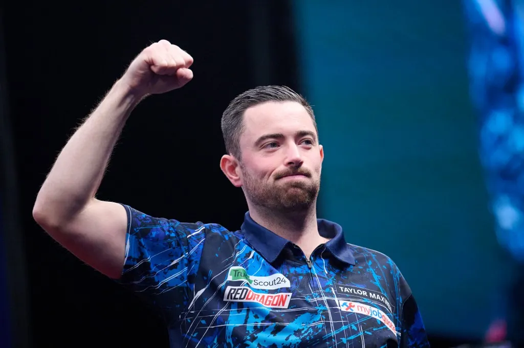 26 October 2025, North Rhine-Westphalia, Dortmund: Darts: European Championship, quarter-finals, J. Wade (Great Britain) - L. Humphries (Great Britain). Luke Humphries celebrates his victory. Photo: Bernd Thissen/dpa (Photo by BERND THISSEN / dpa Picture-Alliance via AFP)
